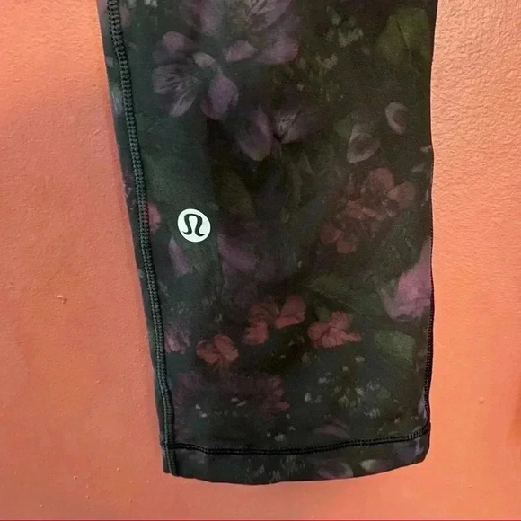 Lululemon Speed Up Crop - Picture 8 of 10